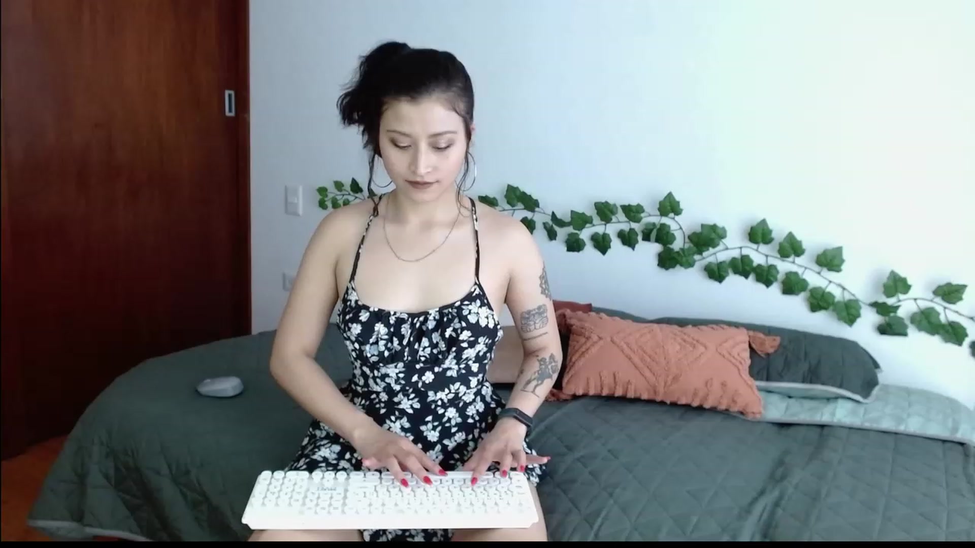 Gallery image thumbnail from TerraGreen's myfreecams stream on, 04/22/2023, 19:08 image 16 of 20