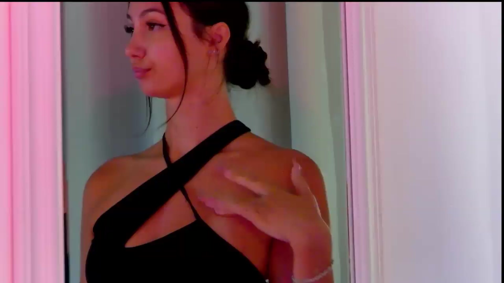 Gallery image thumbnail from Tessa_Quin's myfreecams stream on, 08/22/2026, 18:59 image 17 of 20