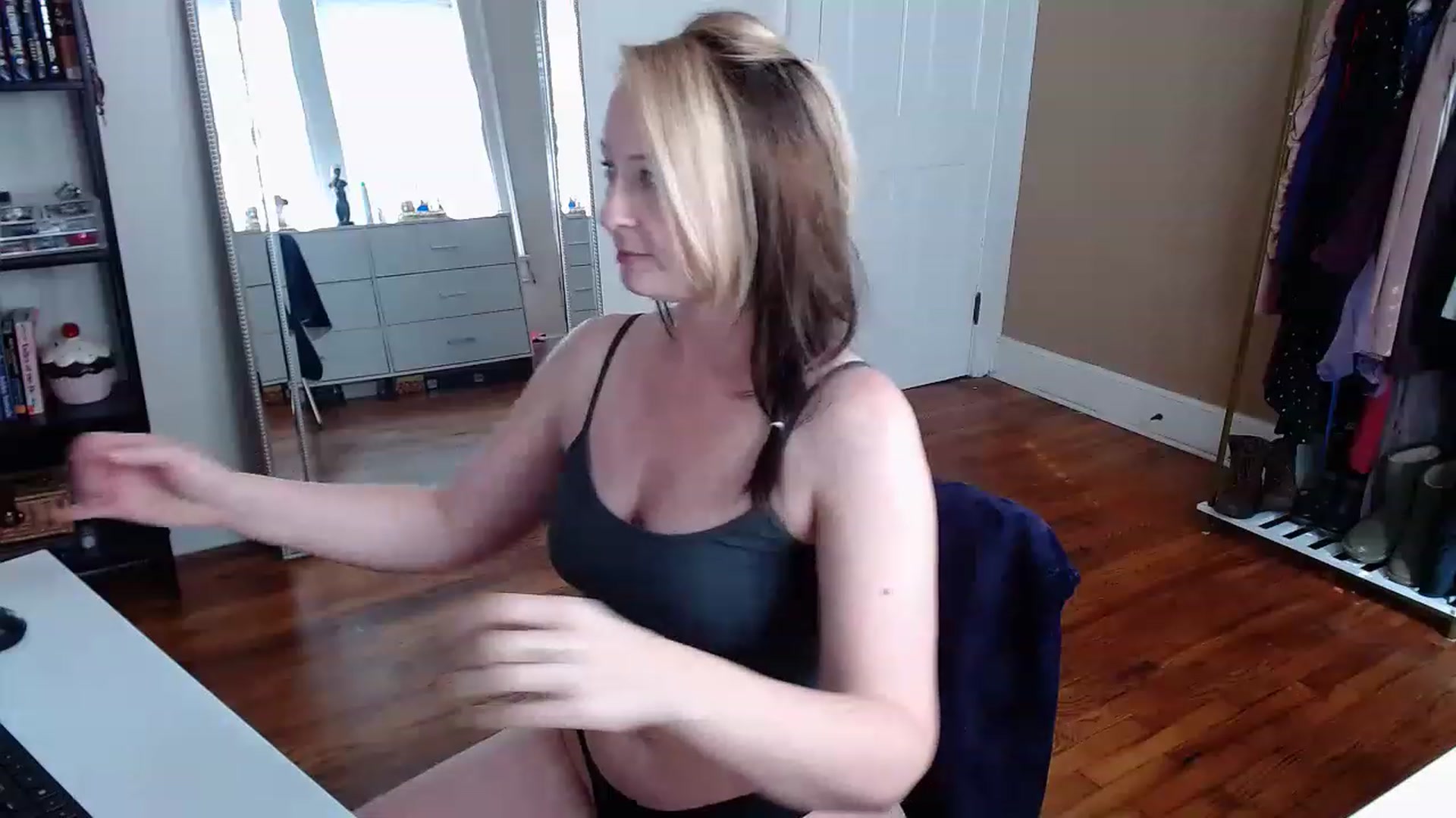 Gallery image thumbnail from TheFuckFairy's myfreecams stream on, 11/17/2022, 18:53 image 7 of 20
