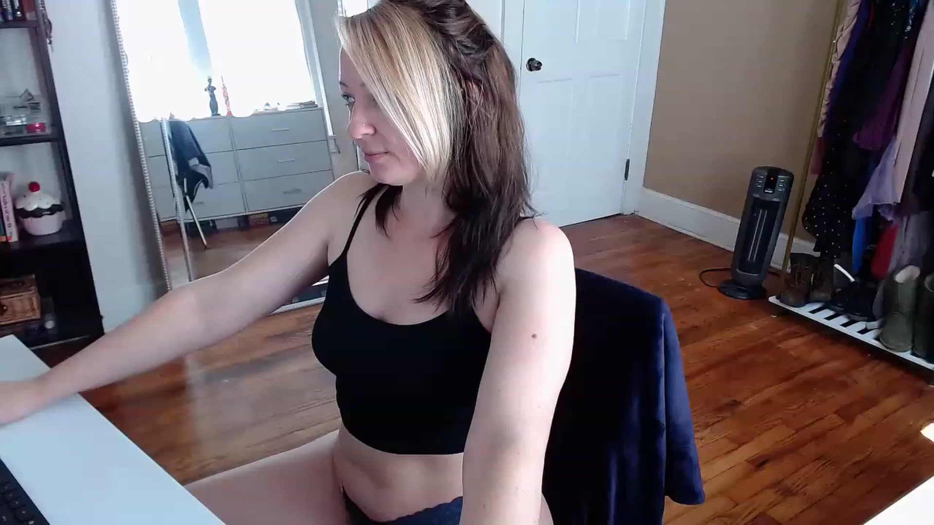 Gallery image thumbnail from TheFuckFairy's myfreecams stream on, 11/20/2022, 18:02 image 3 of 20