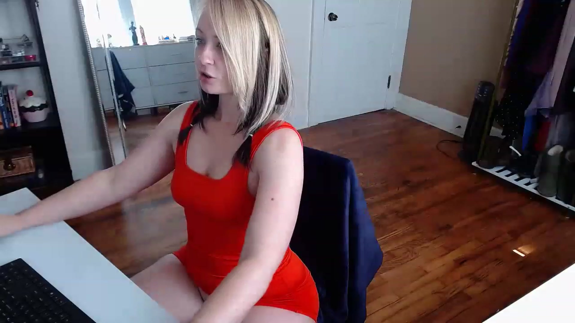 Gallery image thumbnail from TheFuckFairy's myfreecams stream on, 11/21/2022, 16:28 image 18 of 20