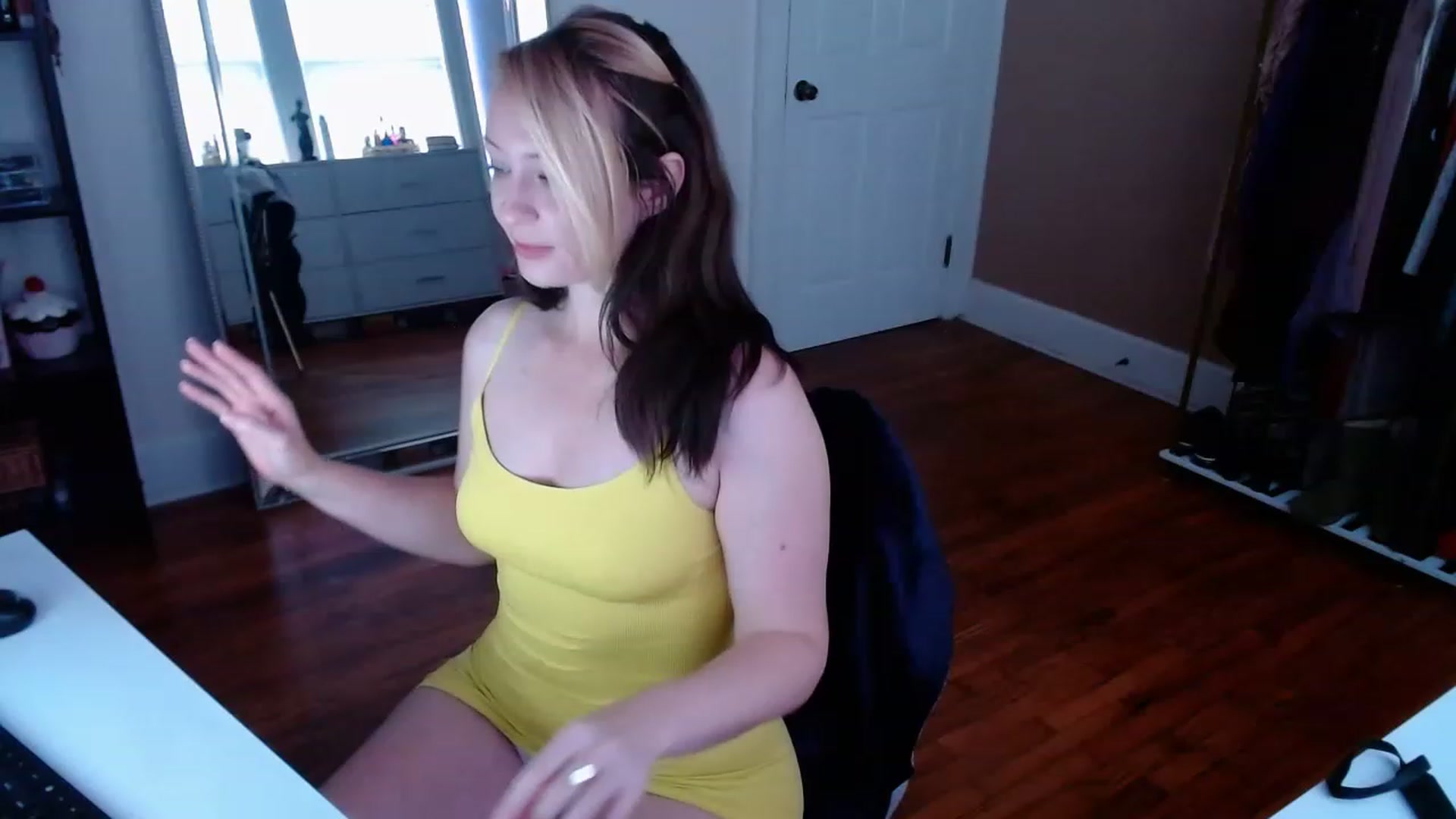 Gallery image thumbnail from TheFuckFairy's myfreecams stream on, 11/27/2022, 16:24 image 10 of 20