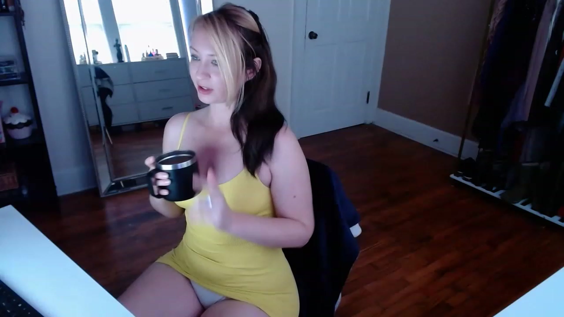 Gallery image thumbnail from TheFuckFairy's myfreecams stream on, 11/27/2022, 16:24 image 3 of 20