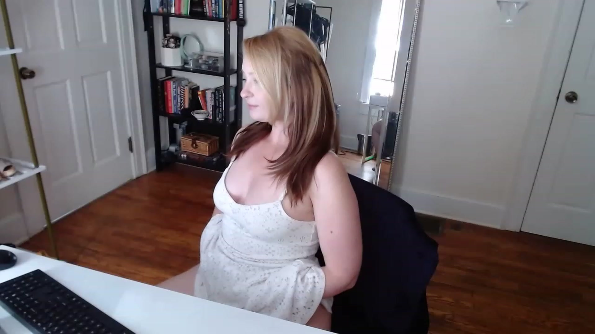 Gallery image thumbnail from TheFuckFairy's myfreecams stream on, 04/17/2023, 15:33 image 7 of 20