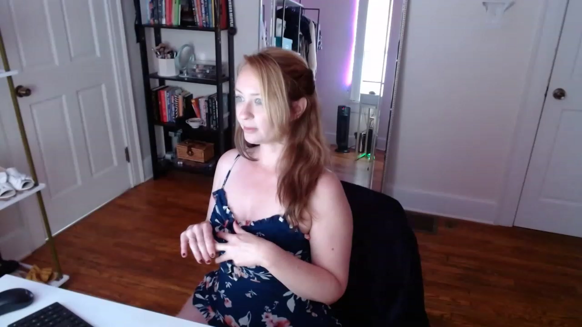 Gallery image thumbnail from TheFuckFairy's myfreecams stream on, 04/25/2023, 16:05 image 17 of 20