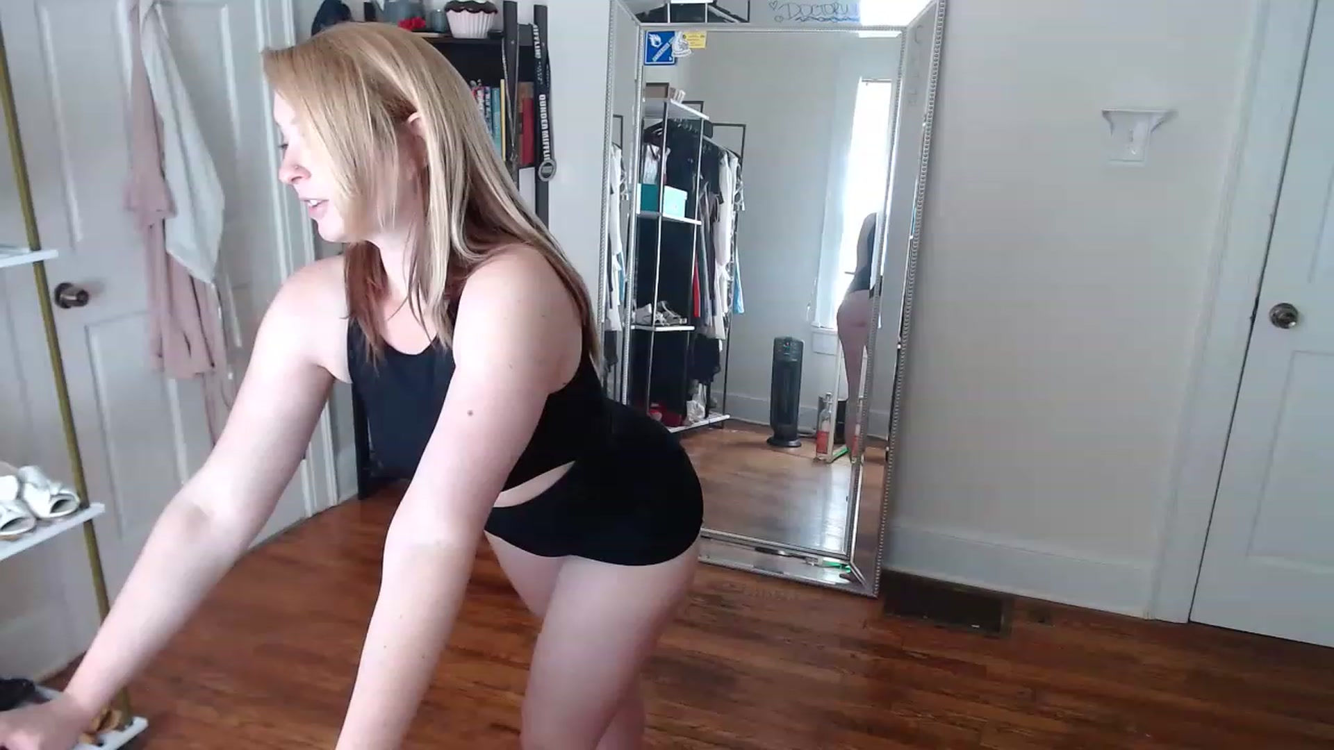Gallery image thumbnail from TheFuckFairy's myfreecams stream on, 05/02/2023, 15:04 image 18 of 20