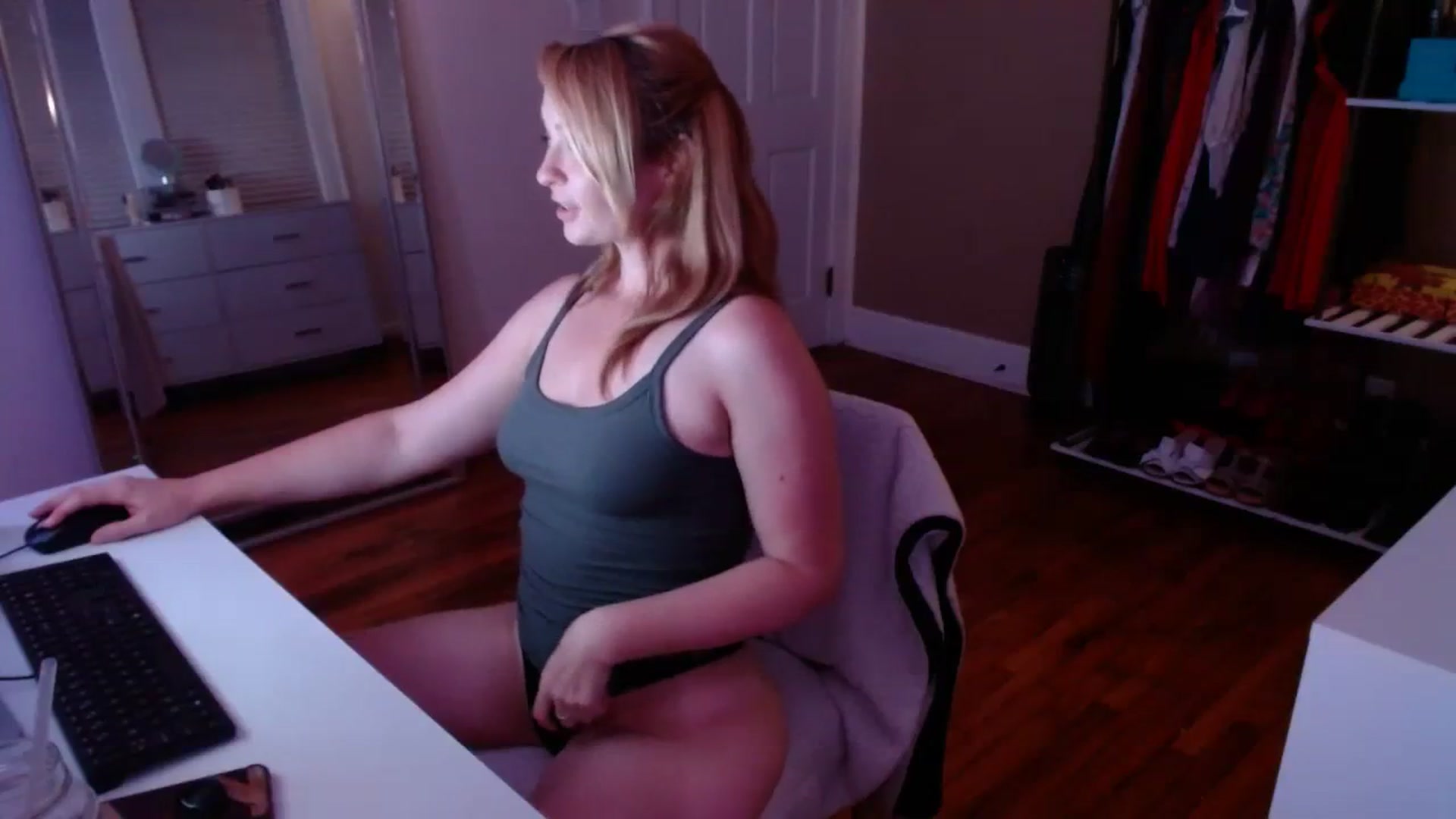 Gallery image thumbnail from TheFuckFairy's myfreecams stream on, 08/07/2023, 03:22 image 18 of 20