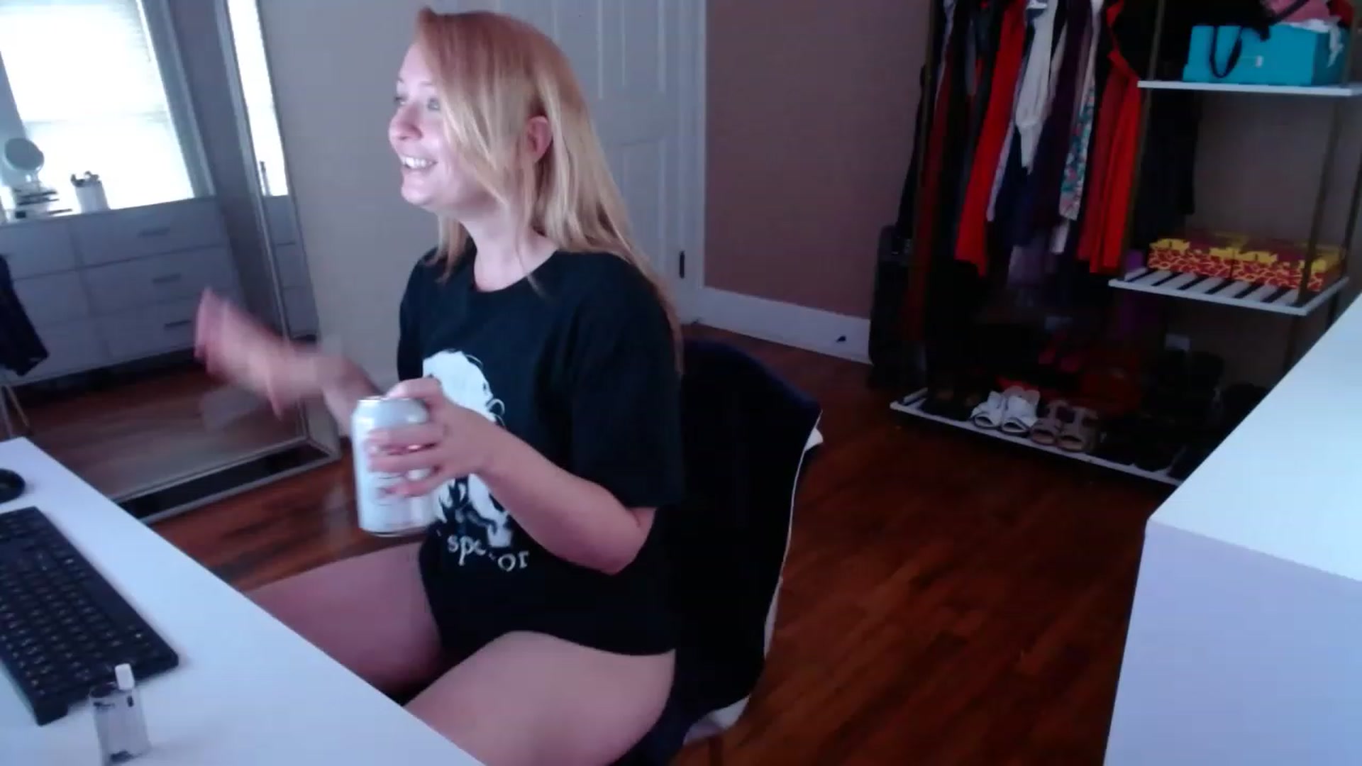 Gallery image thumbnail from TheFuckFairy's myfreecams stream on, 08/11/2023, 16:23 image 16 of 20
