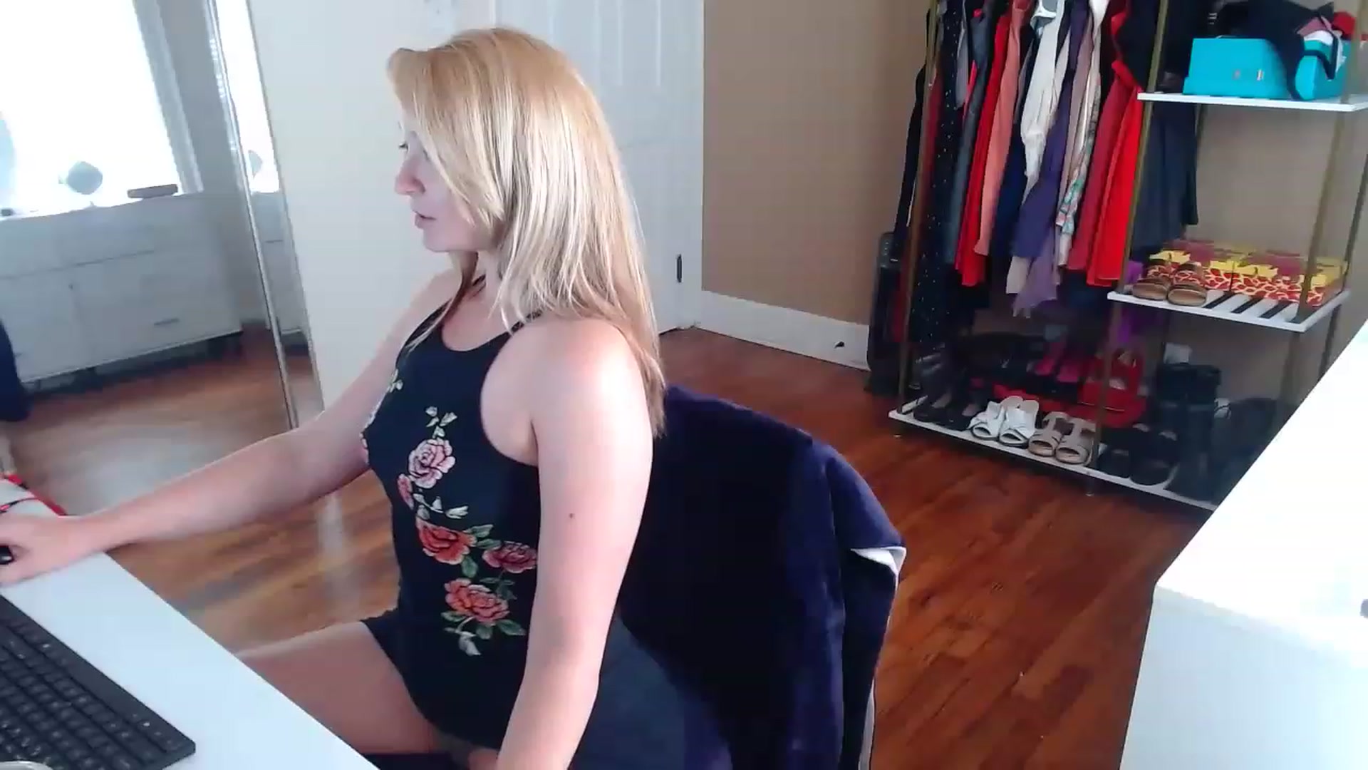 Gallery image thumbnail from TheFuckFairy's myfreecams stream on, 08/17/2023, 16:35 image 2 of 20