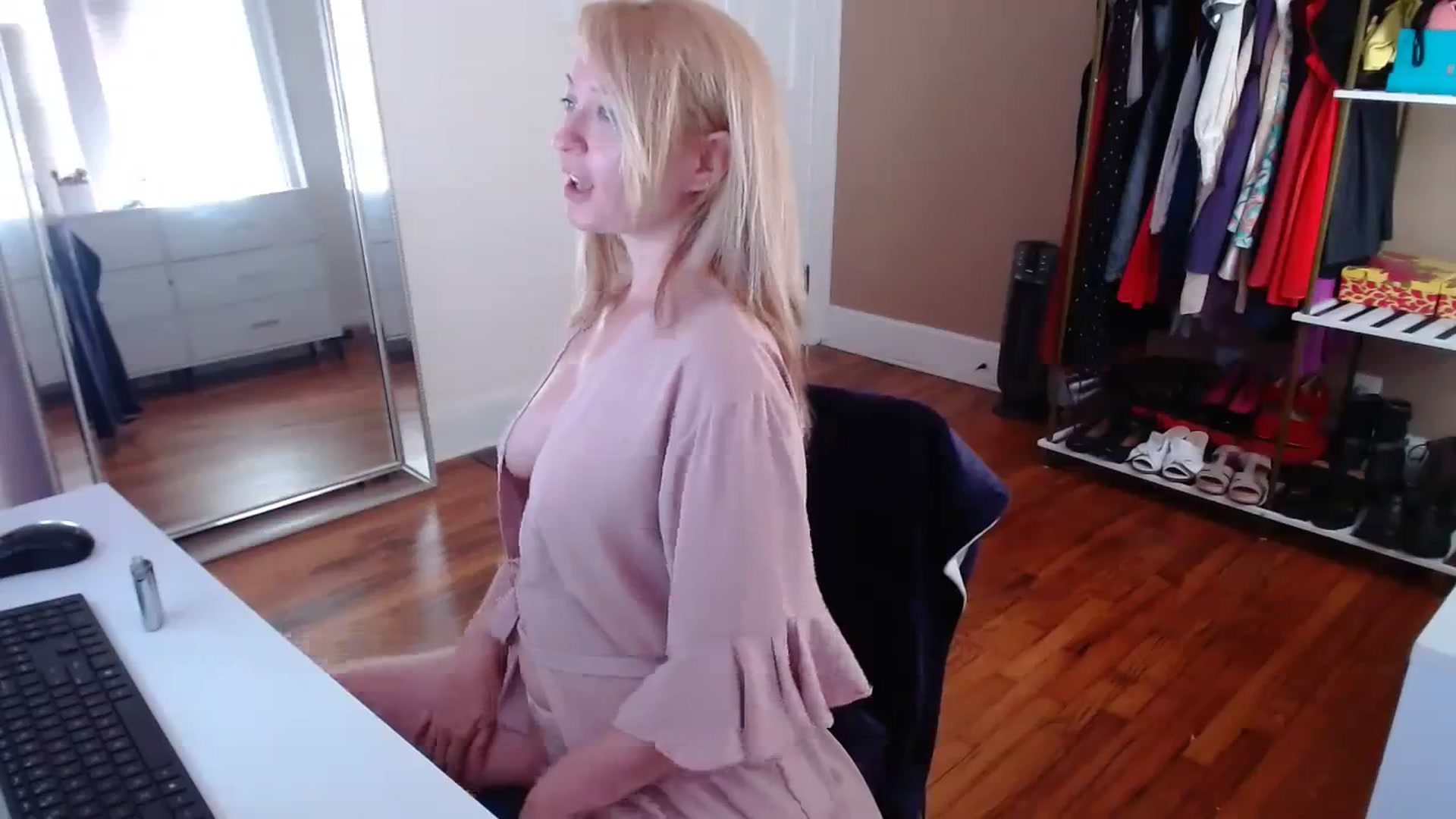 Gallery image thumbnail from TheFuckFairy's myfreecams stream on, 08/24/2023, 15:50 image 17 of 20