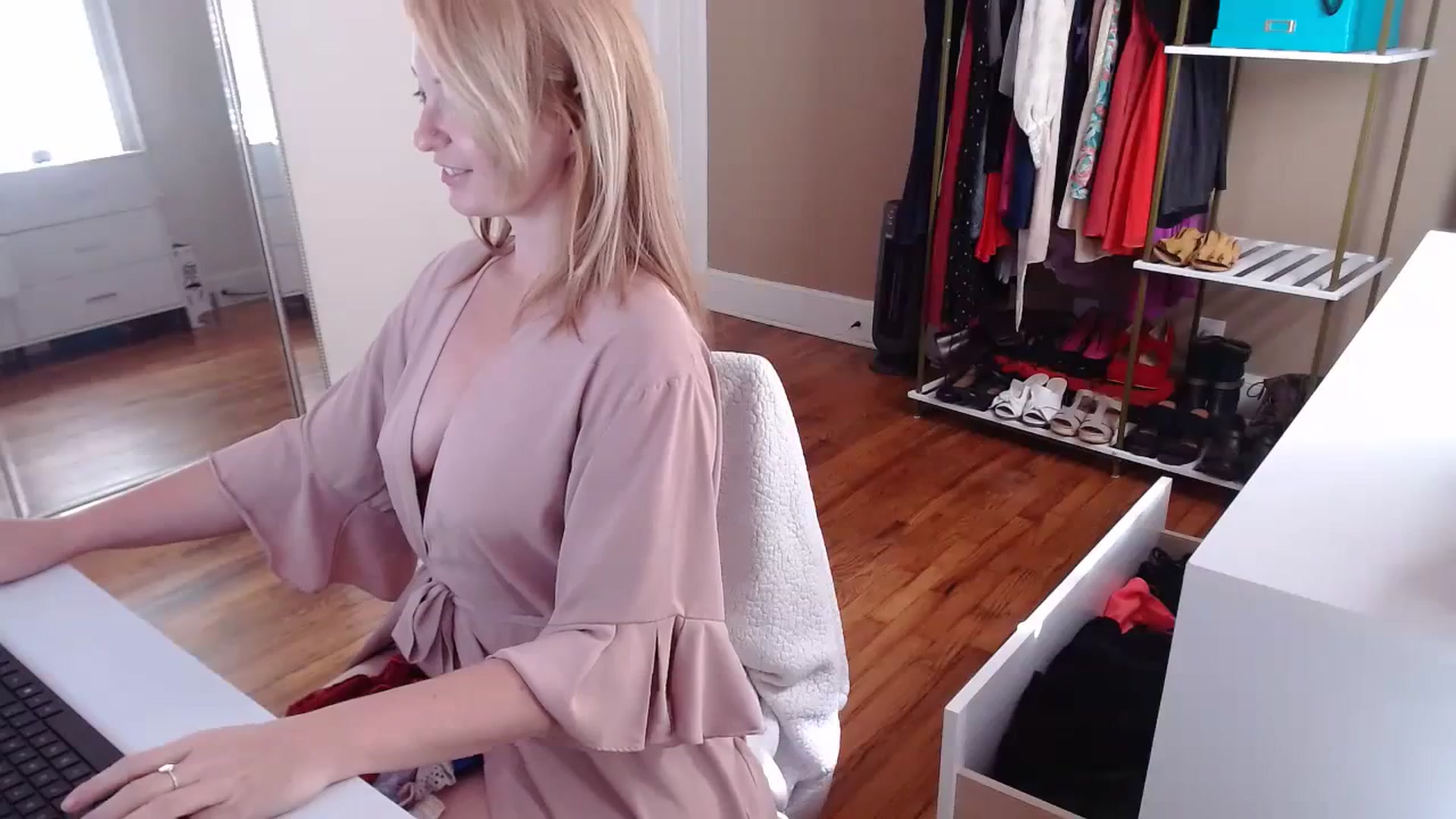 Gallery image thumbnail from TheFuckFairy's myfreecams stream on, 09/03/2023, 15:20 image 15 of 20