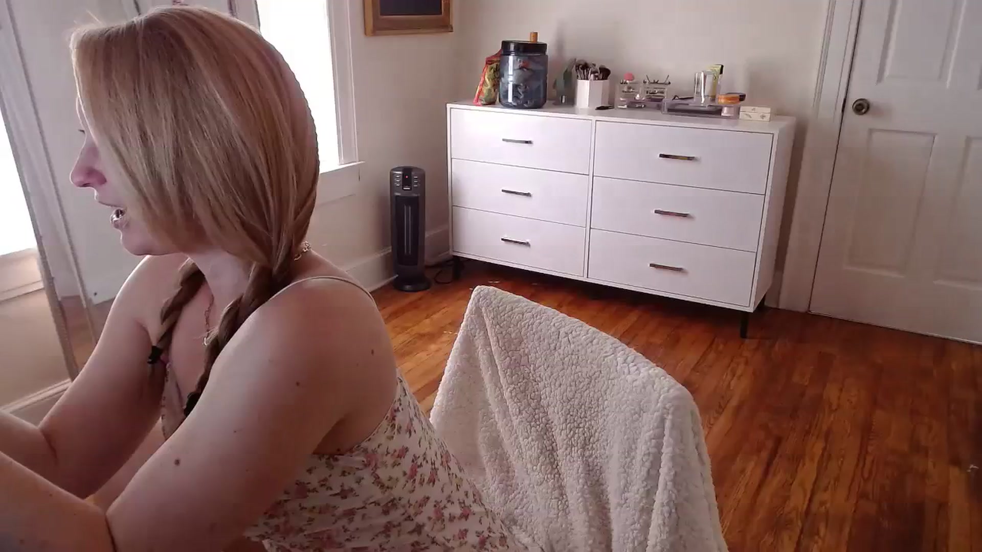 Gallery image thumbnail from TheFuckFairy's myfreecams stream on, 03/17/2024, 16:47 image 5 of 20