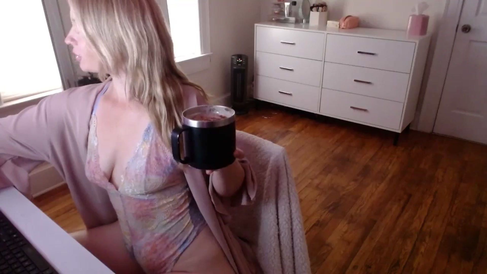 Gallery image thumbnail from TheFuckFairy's myfreecams stream on, 05/31/2024, 14:34 image 3 of 20