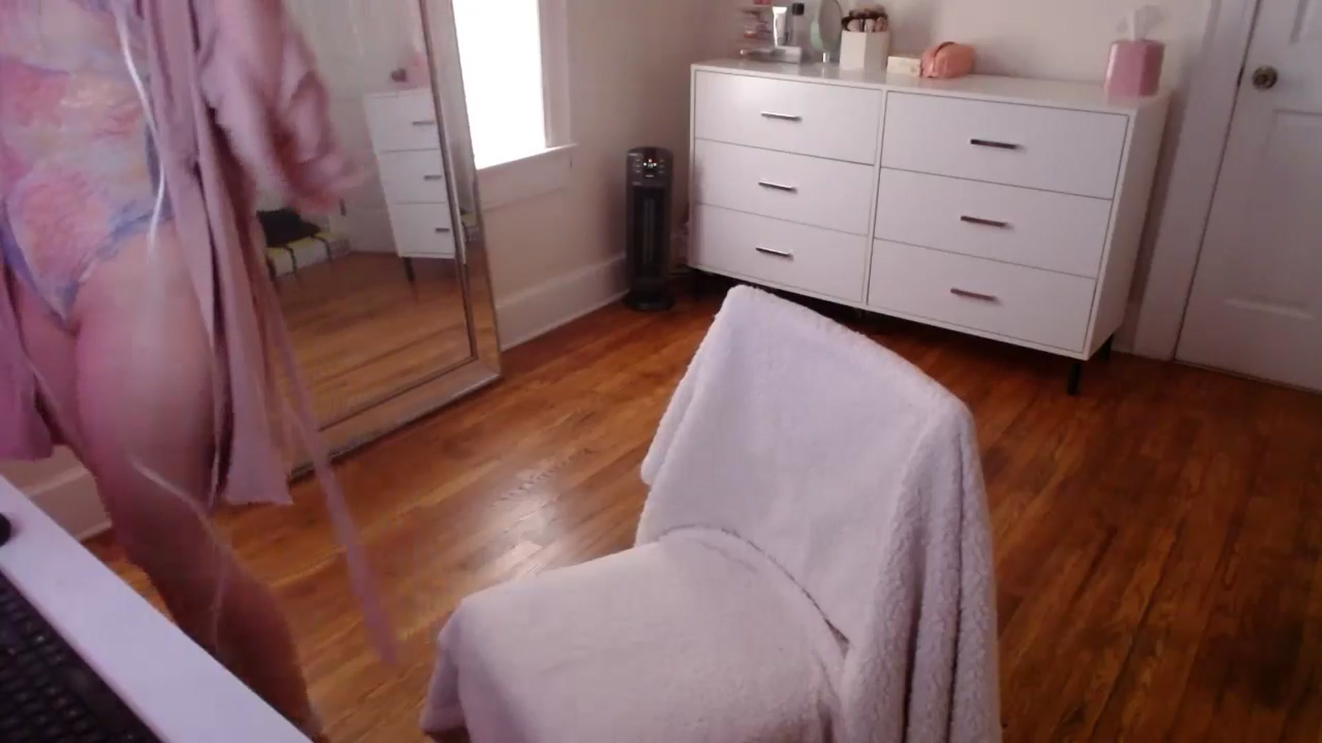 Gallery image thumbnail from TheFuckFairy's myfreecams stream on, 05/31/2024, 14:34 image 16 of 20