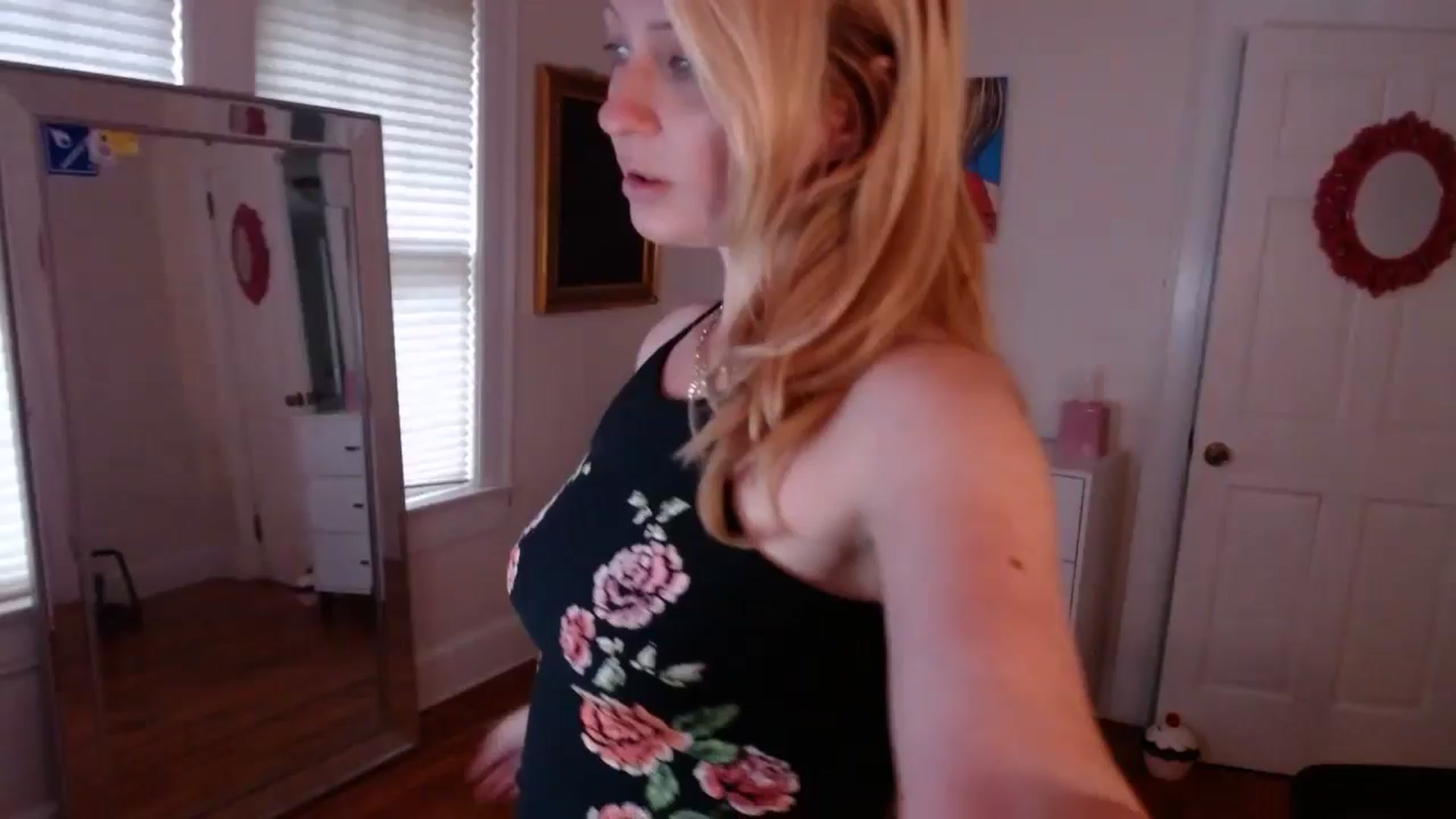 Gallery image thumbnail from TheFuckFairy's myfreecams stream on, 07/16/2024, 15:25 image 1 of 20