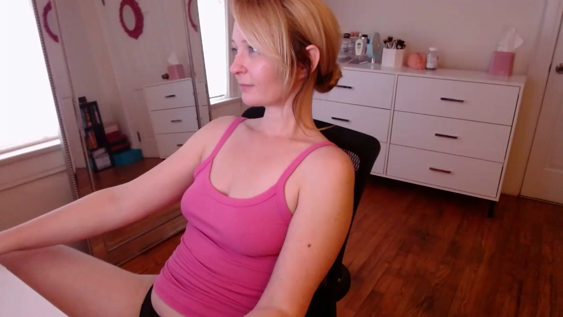 Gallery image thumbnail from TheFuckFairy's myfreecams stream on, 12/09/2024, 18:45 image 19 of 20