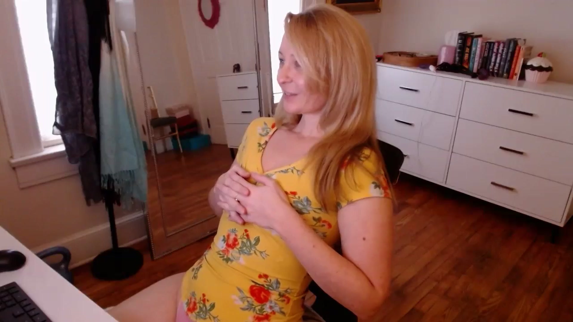 Gallery image thumbnail from TheFuckFairy's myfreecams stream on, 01/06/2025, 17:08 image 18 of 20