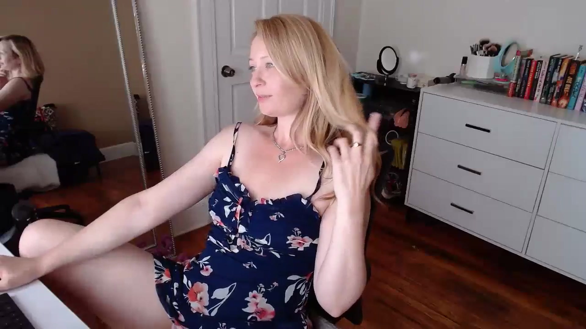 Gallery image thumbnail from TheFuckFairy's myfreecams stream on, 05/18/2025, 15:54 image 16 of 20