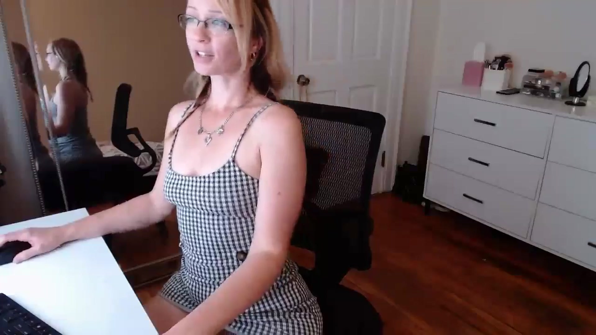 Gallery image thumbnail from TheFuckFairy's myfreecams stream on, 10/19/2025, 16:04 image 15 of 20
