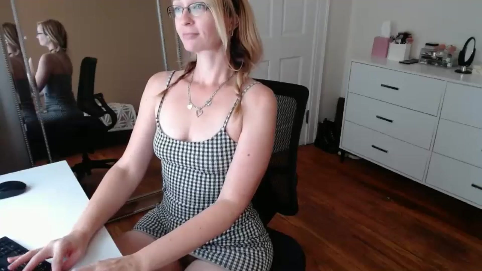 Gallery image thumbnail from TheFuckFairy's myfreecams stream on, 10/19/2025, 16:04 image 19 of 20