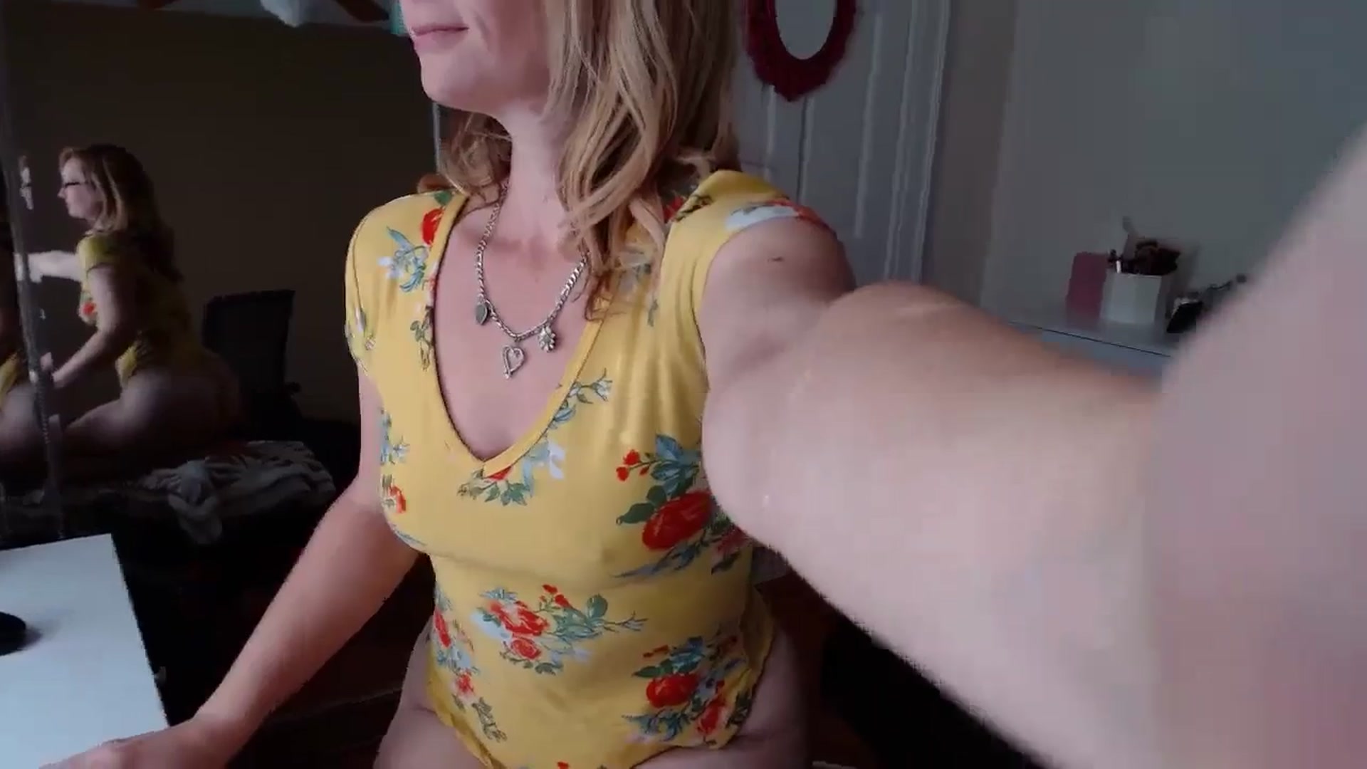 Gallery image thumbnail from TheFuckFairy's myfreecams stream on, 11/13/2025, 18:21 image 16 of 20