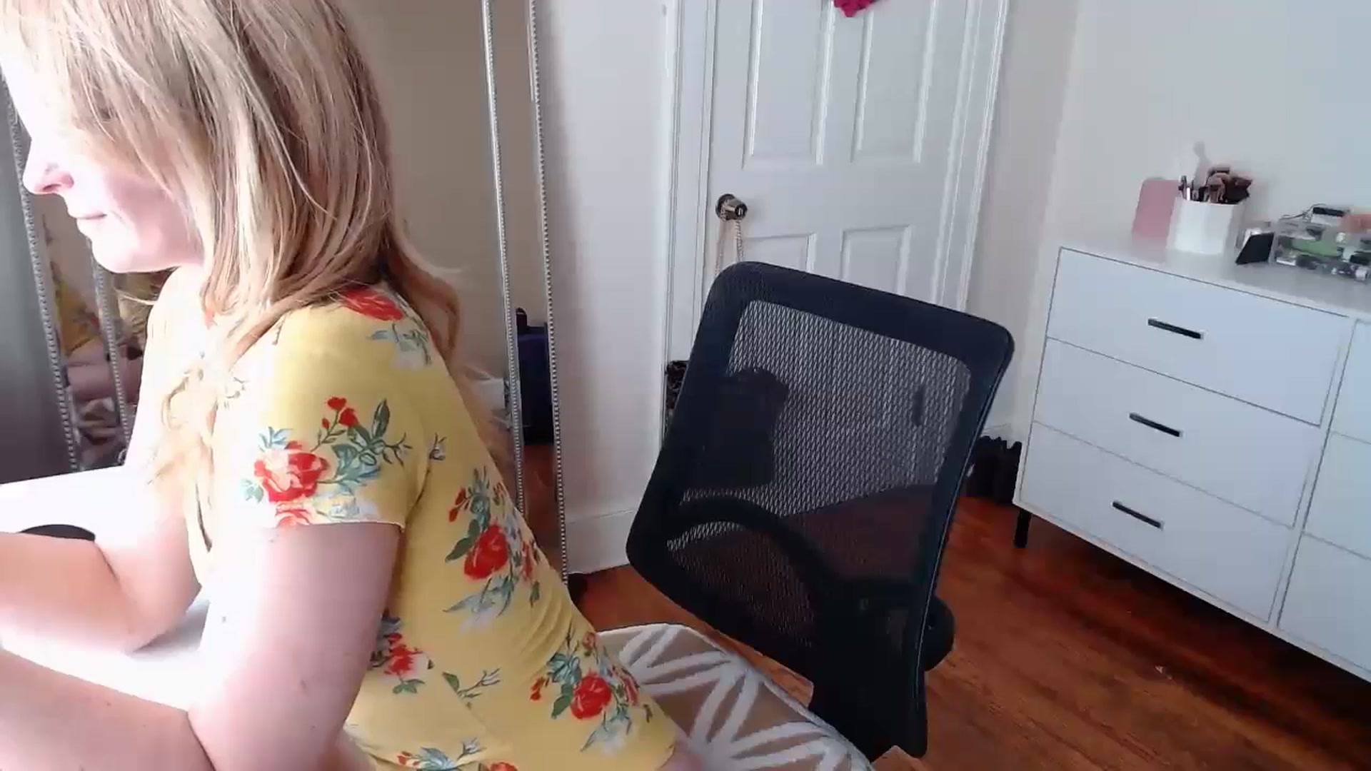 Gallery image thumbnail from TheFuckFairy's myfreecams stream on, 11/13/2025, 18:21 image 13 of 20