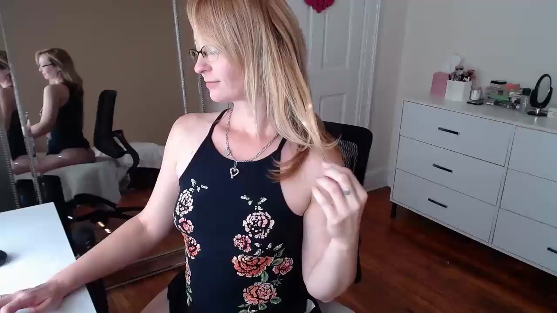 Gallery image thumbnail from TheFuckFairy's myfreecams stream on, 11/17/2025, 18:01 image 5 of 20