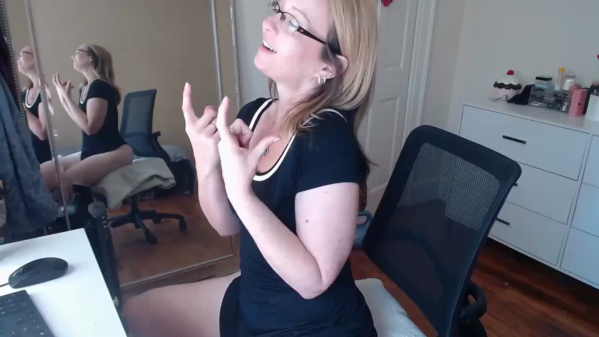 Gallery image thumbnail from TheFuckFairy's myfreecams stream on, 04/21/2026, 16:36 image 6 of 20
