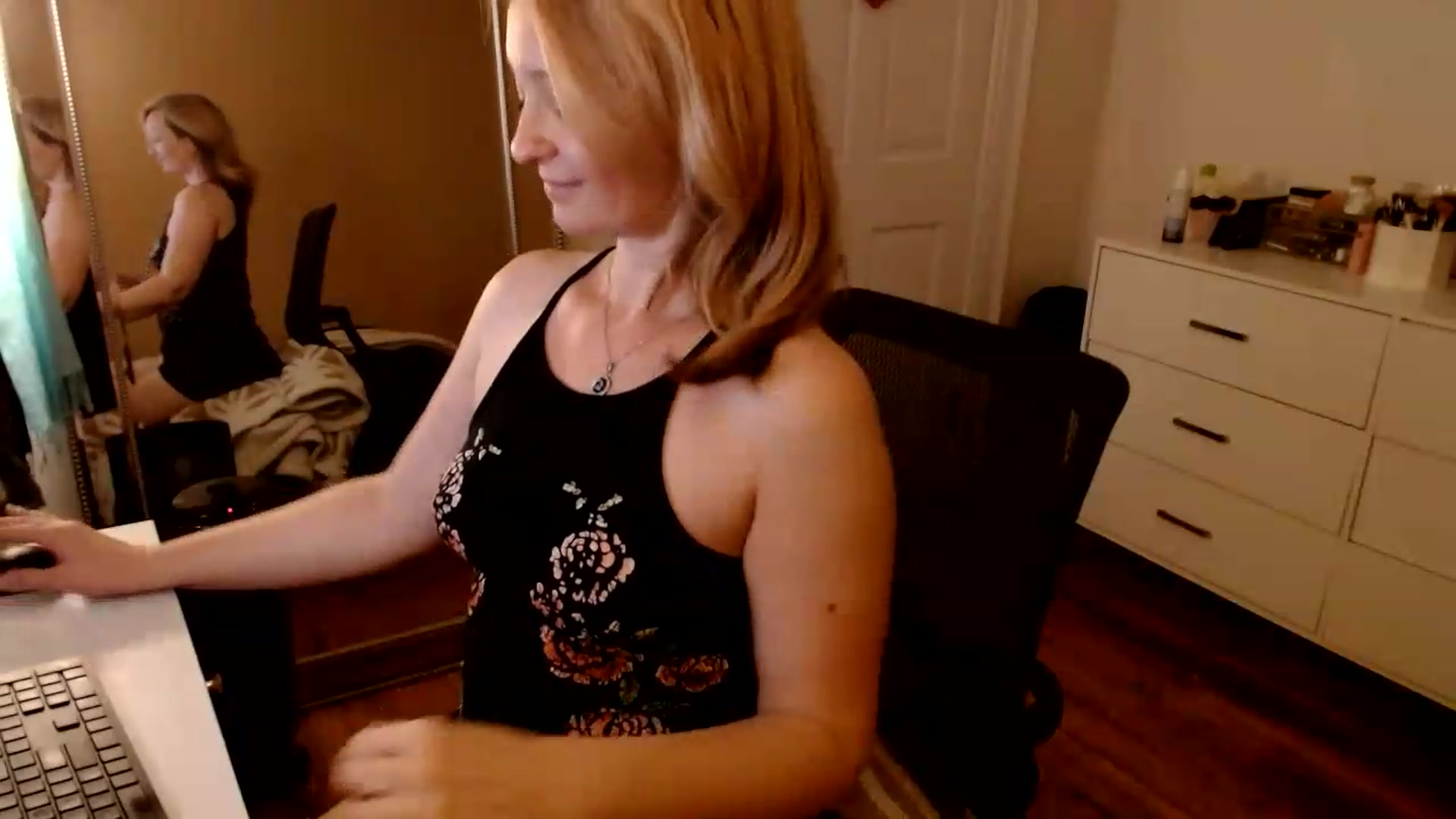 Gallery image thumbnail from TheFuckFairy's myfreecams stream on, 07/06/2026, 06:31 image 15 of 20