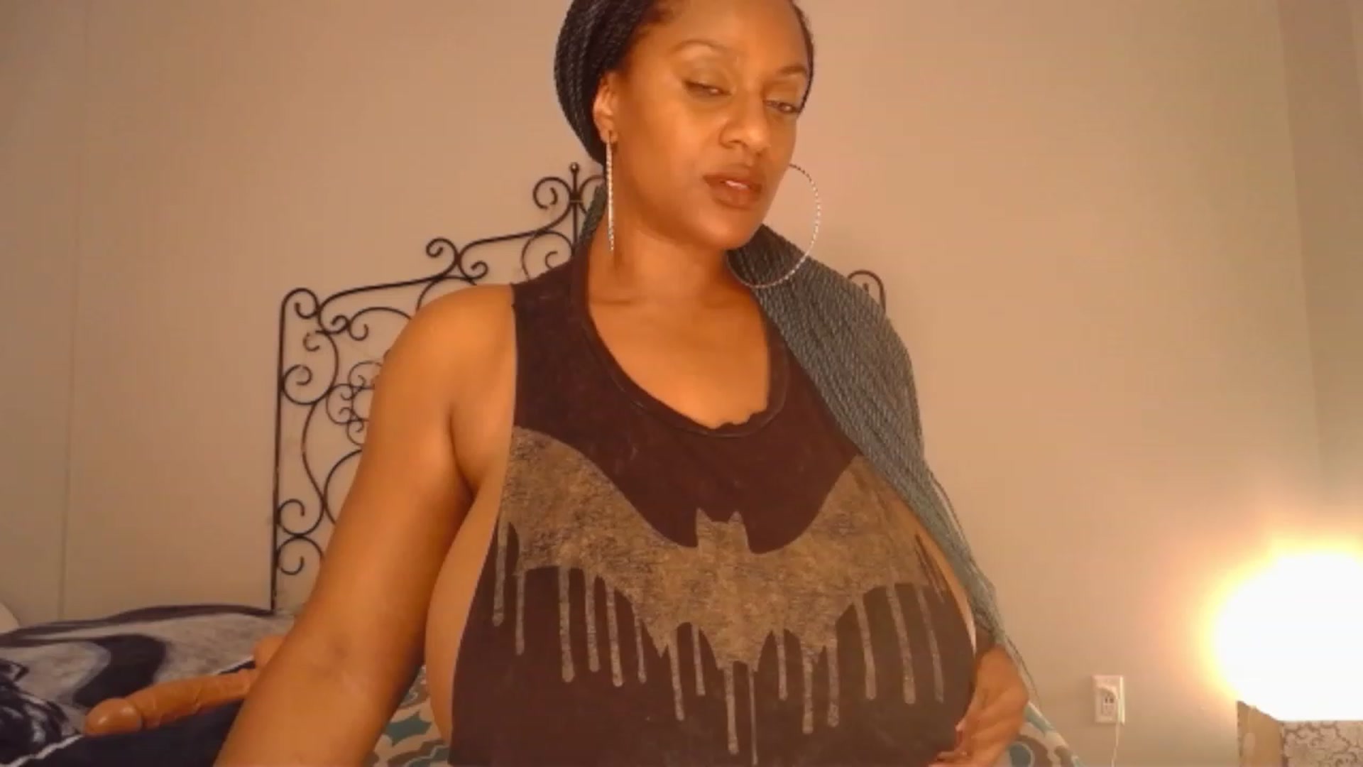Gallery image thumbnail from TheIconicGirl's myfreecams stream on, 11/14/2022, 14:25 image 14 of 20