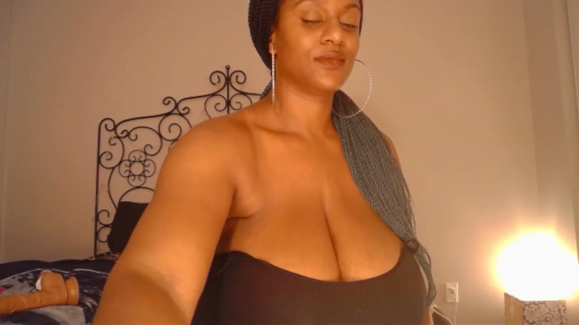 Gallery image thumbnail from TheIconicGirl's myfreecams stream on, 11/17/2022, 18:53 image 15 of 20