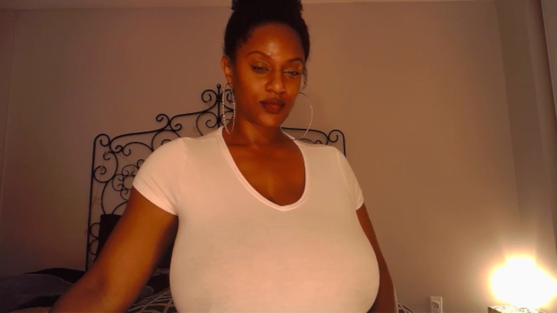 Gallery image thumbnail from TheIconicGirl's myfreecams stream on, 11/20/2022, 15:14 image 3 of 20