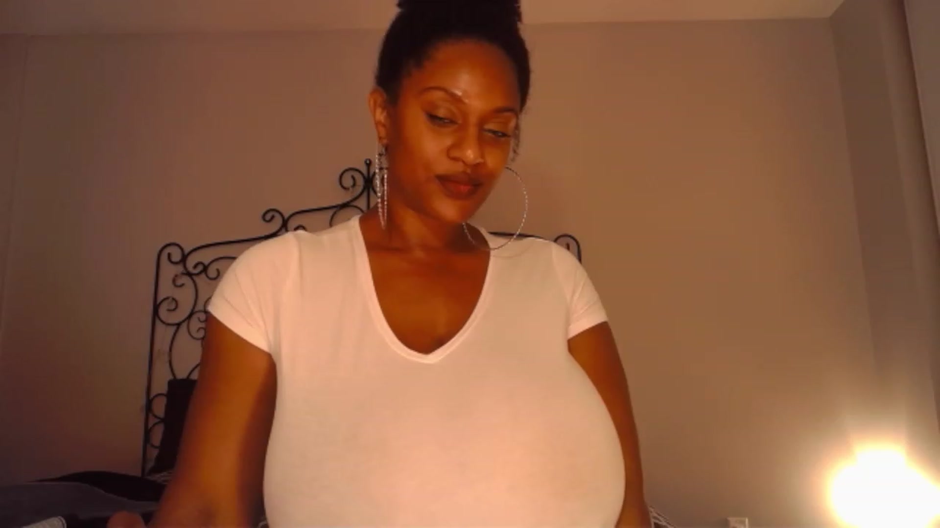 Gallery image thumbnail from TheIconicGirl's myfreecams stream on, 11/20/2022, 15:14 image 10 of 20