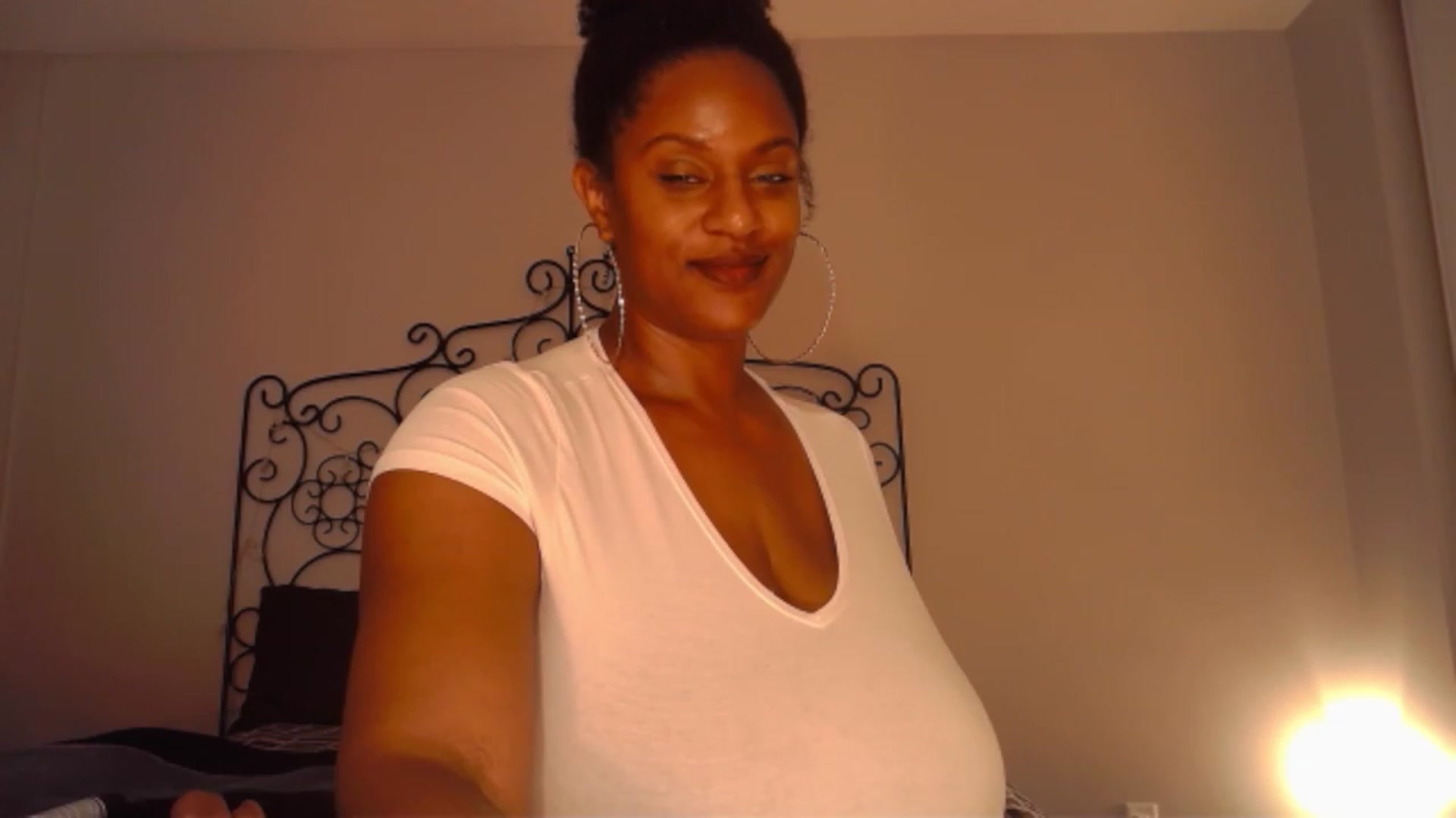 Gallery image thumbnail from TheIconicGirl's myfreecams stream on, 11/20/2022, 15:14 image 12 of 20