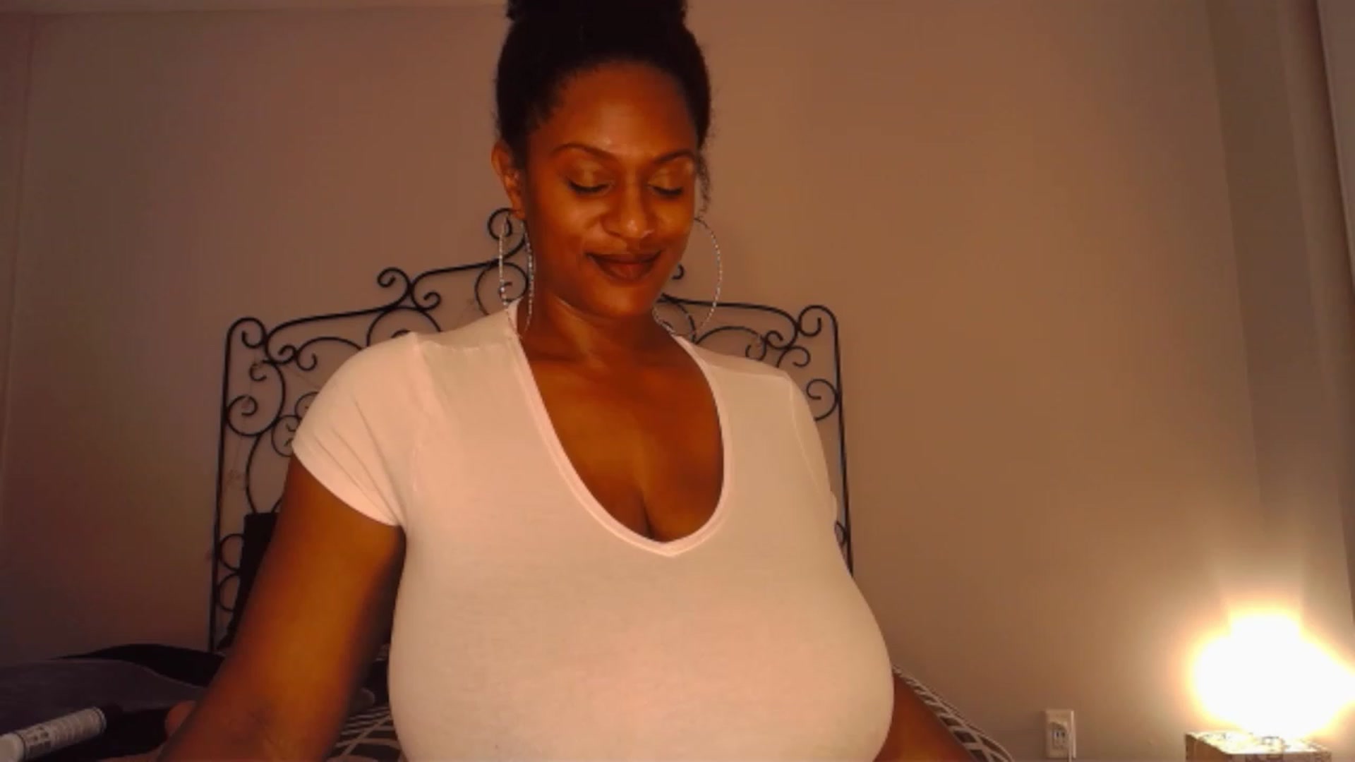 Gallery image thumbnail from TheIconicGirl's myfreecams stream on, 11/20/2022, 15:14 image 16 of 20