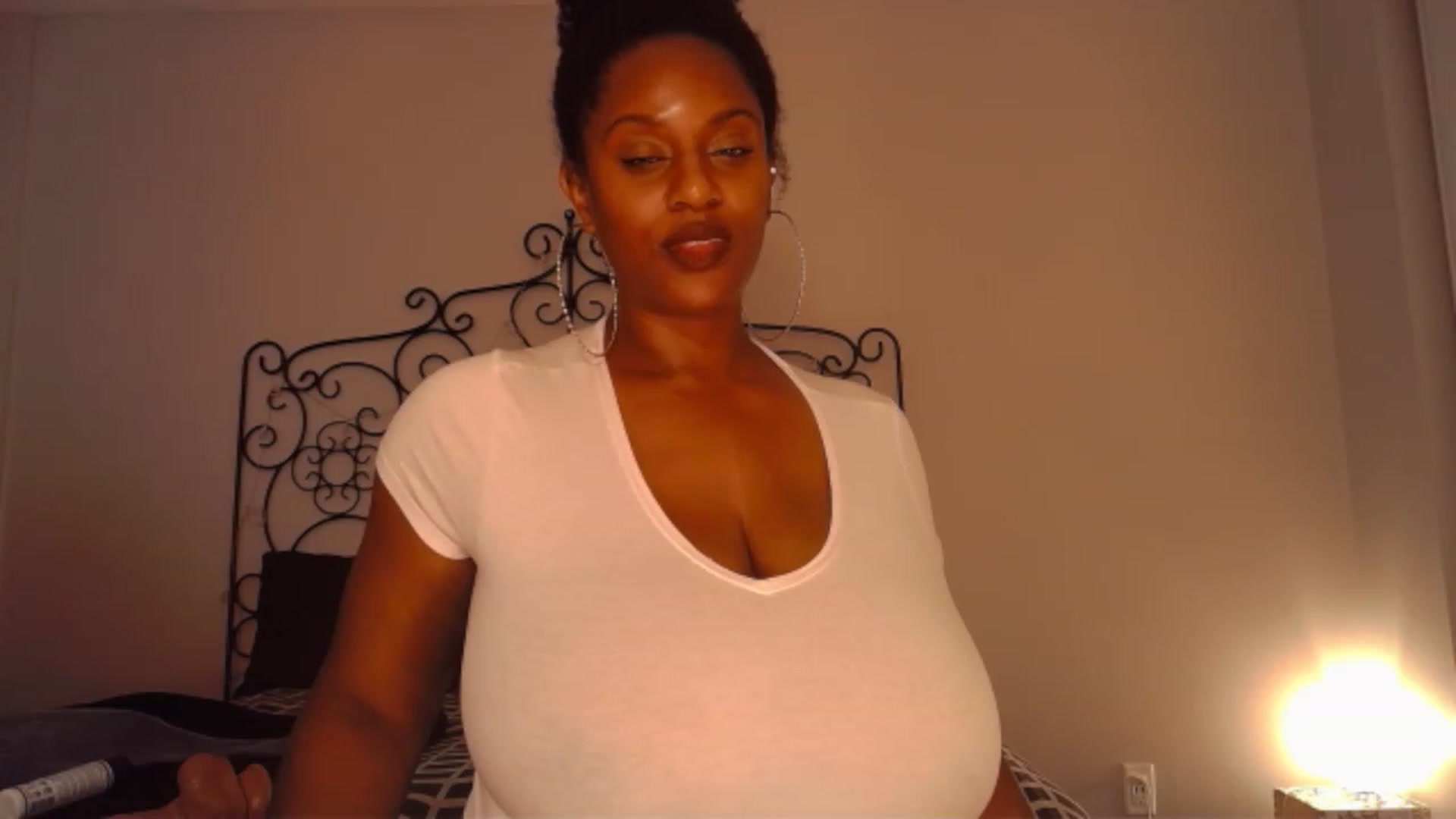 Gallery image thumbnail from TheIconicGirl's myfreecams stream on, 11/20/2022, 15:14 image 17 of 20