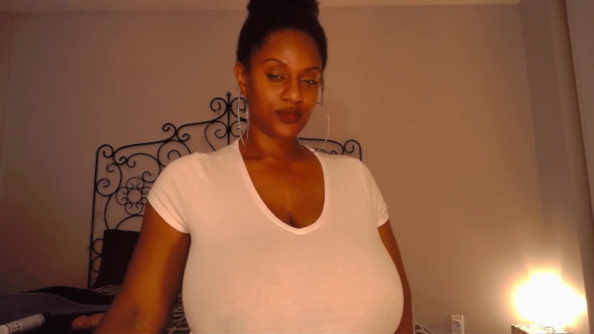 Gallery image thumbnail from TheIconicGirl's myfreecams stream on, 11/20/2022, 17:23 image 8 of 20