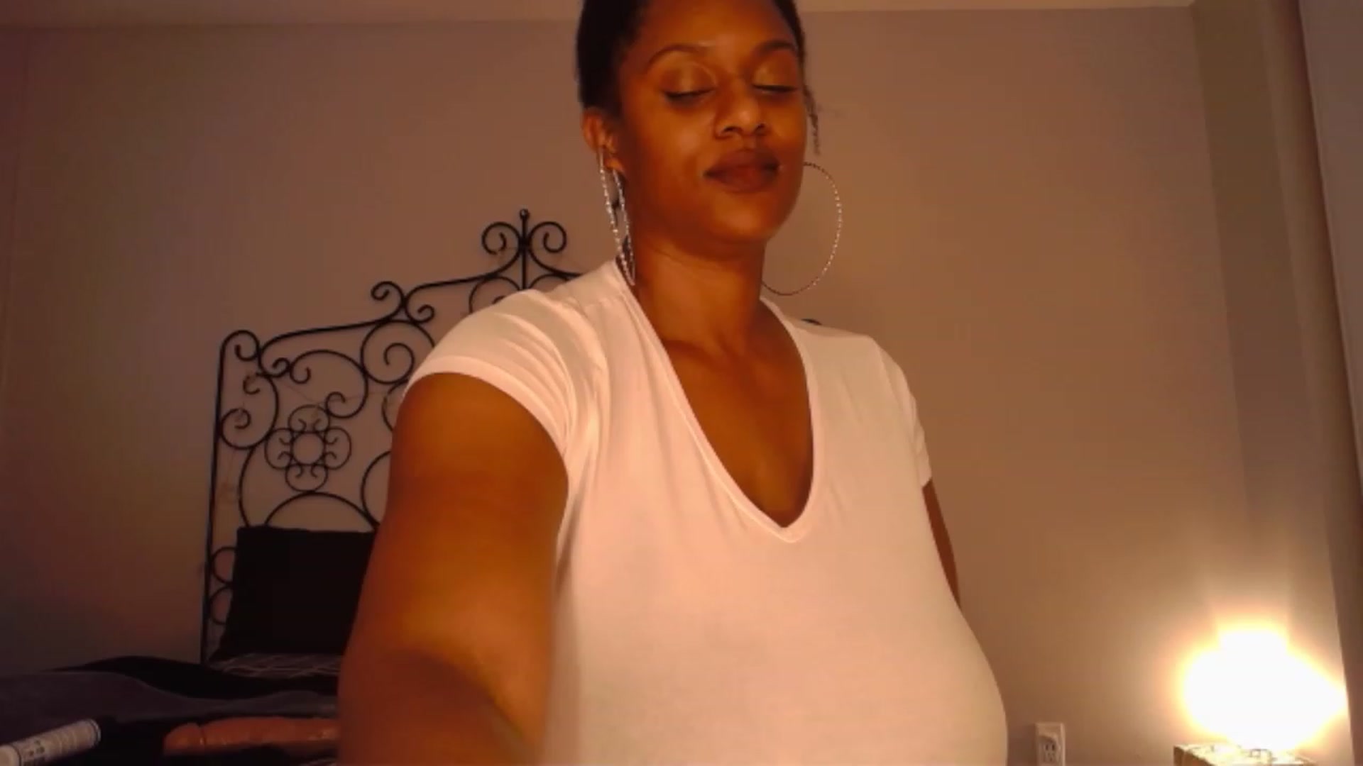 Gallery image thumbnail from TheIconicGirl's myfreecams stream on, 11/20/2022, 17:23 image 1 of 20