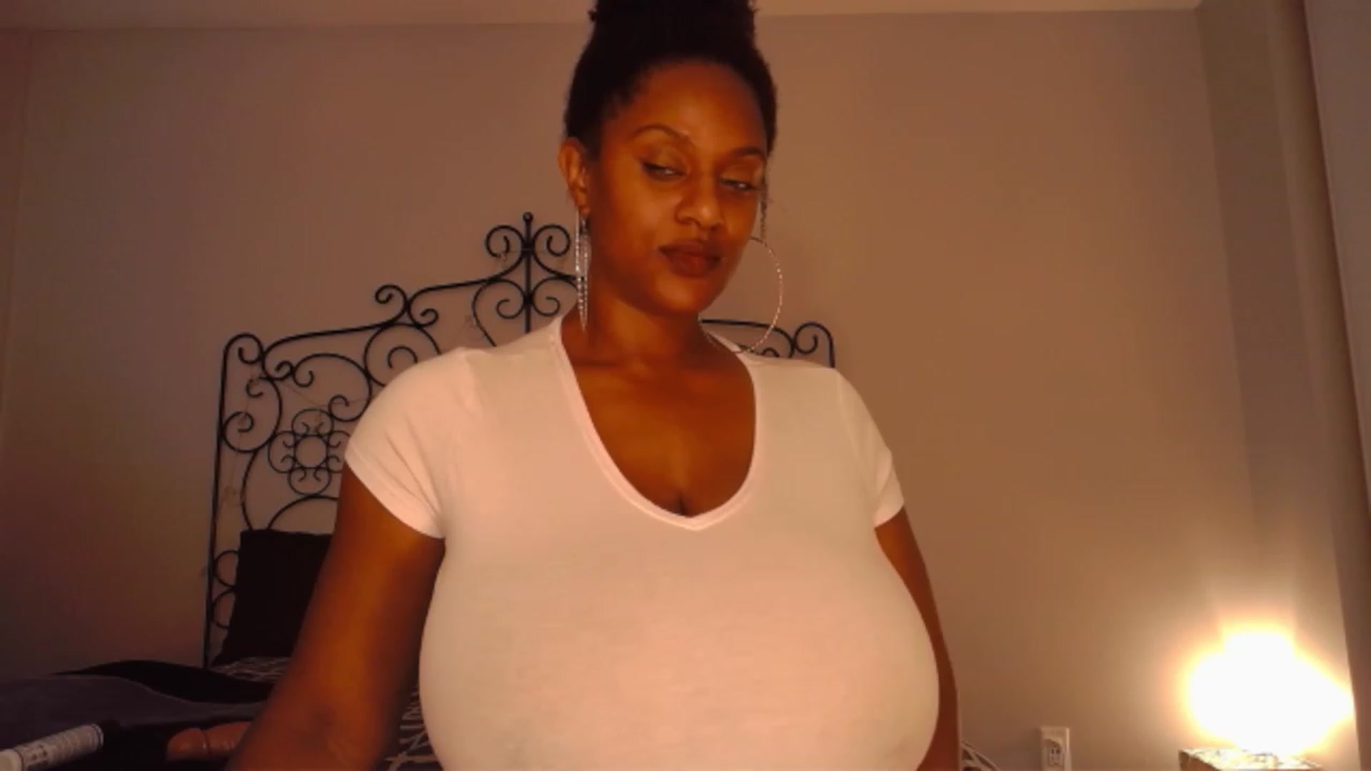 Gallery image thumbnail from TheIconicGirl's myfreecams stream on, 11/20/2022, 17:23 image 10 of 20