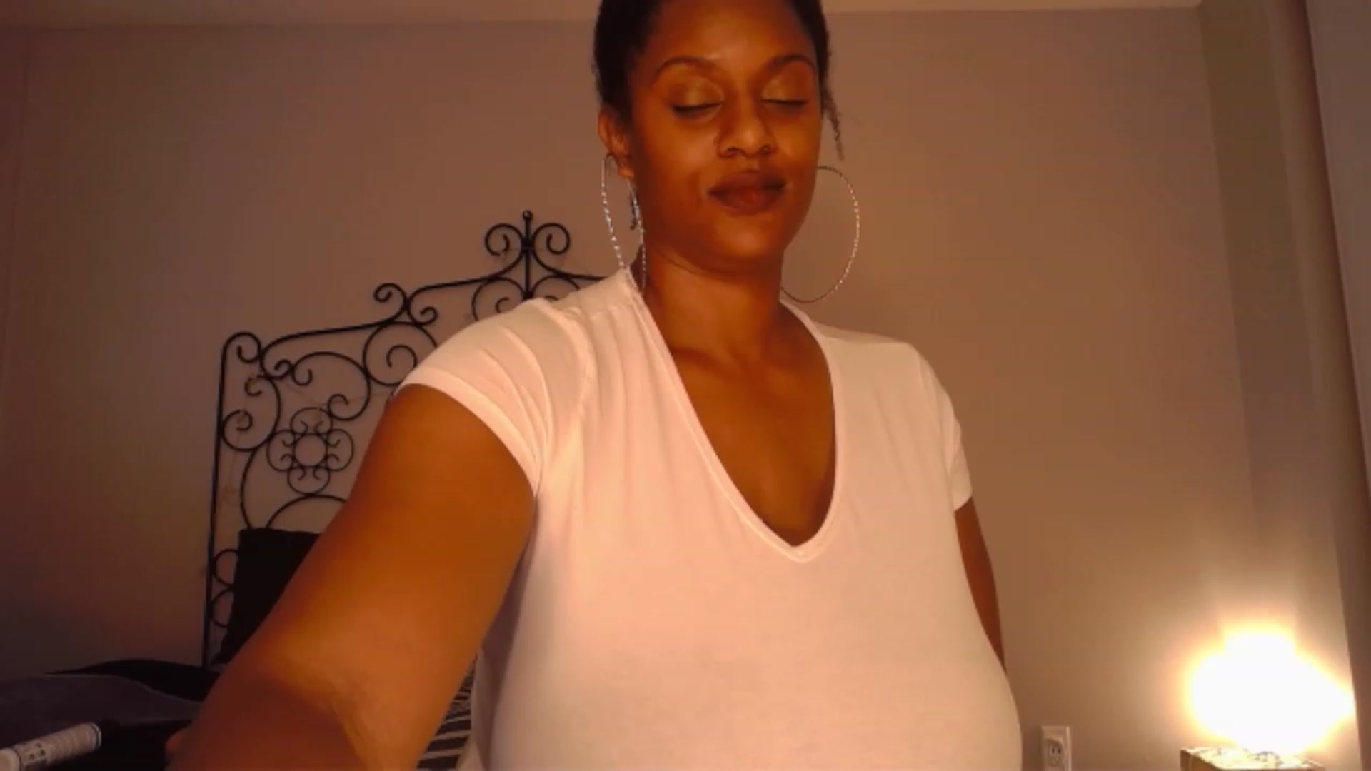 Gallery image thumbnail from TheIconicGirl's myfreecams stream on, 11/20/2022, 17:23 image 14 of 20