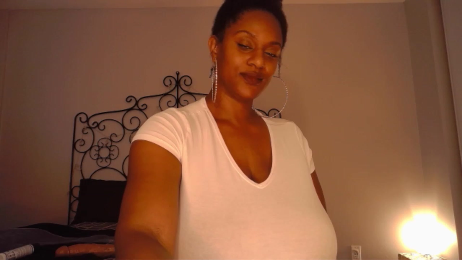 Gallery image thumbnail from TheIconicGirl's myfreecams stream on, 11/20/2022, 17:23 image 7 of 20