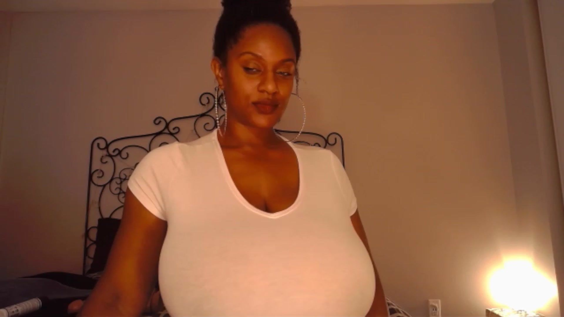 Gallery image thumbnail from TheIconicGirl's myfreecams stream on, 11/20/2022, 17:23 image 2 of 20