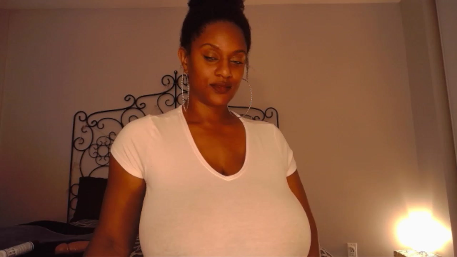 Gallery image thumbnail from TheIconicGirl's myfreecams stream on, 11/20/2022, 17:23 image 6 of 20