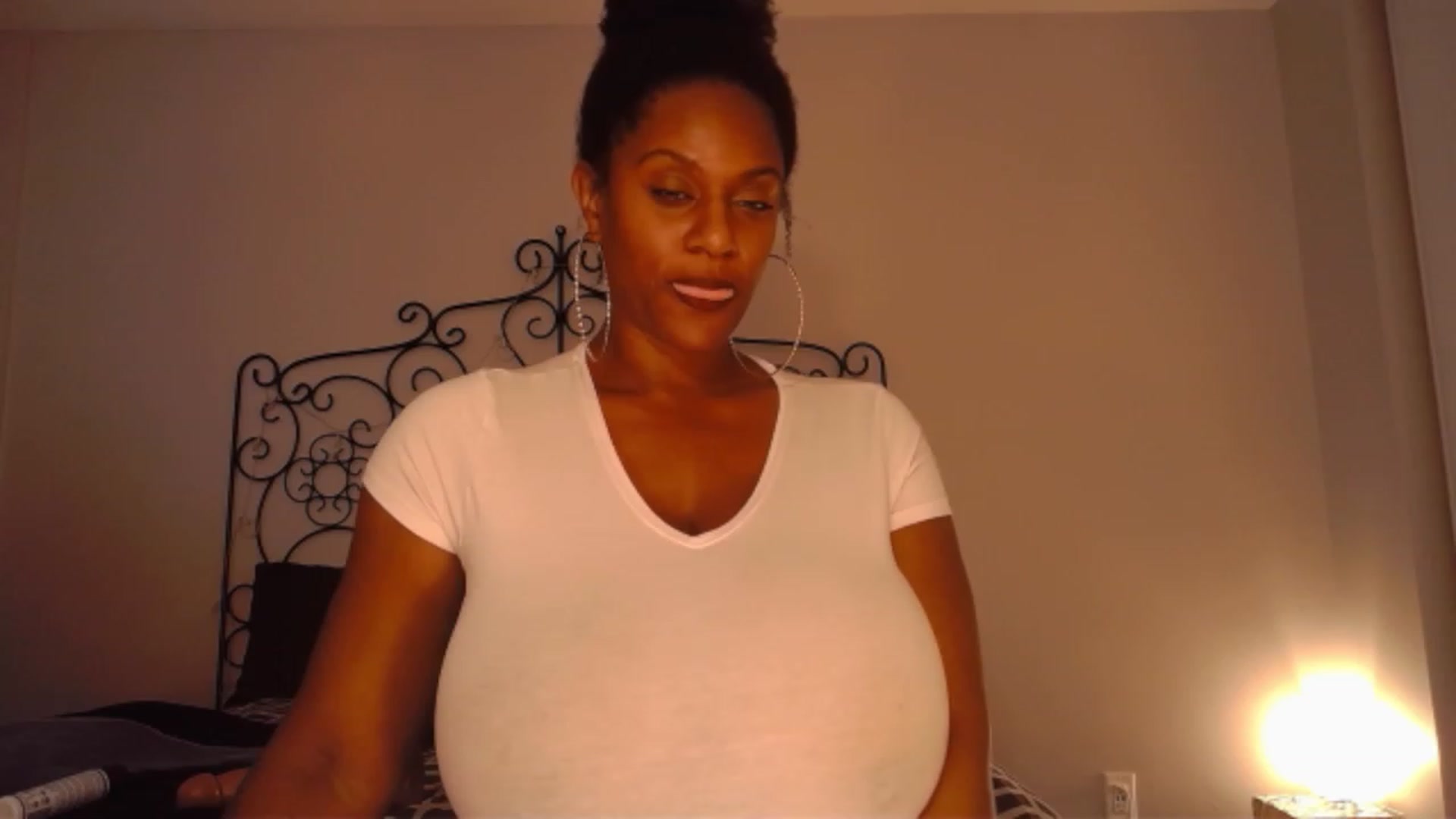 Gallery image thumbnail from TheIconicGirl's myfreecams stream on, 11/20/2022, 17:23 image 11 of 20