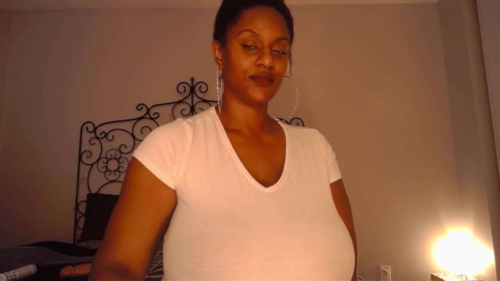 Gallery image thumbnail from TheIconicGirl's myfreecams stream on, 11/20/2022, 17:23 image 15 of 20