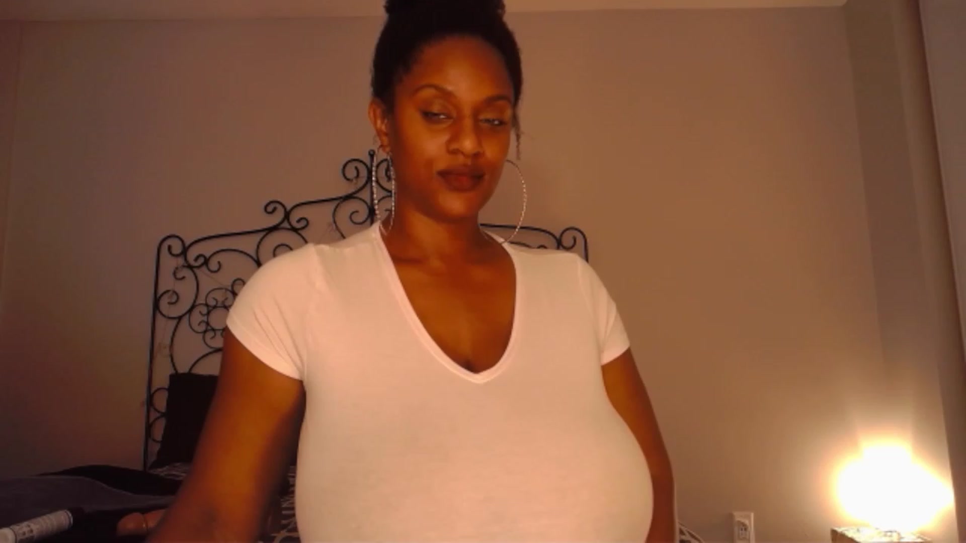 Gallery image thumbnail from TheIconicGirl's myfreecams stream on, 11/20/2022, 17:23 image 12 of 20