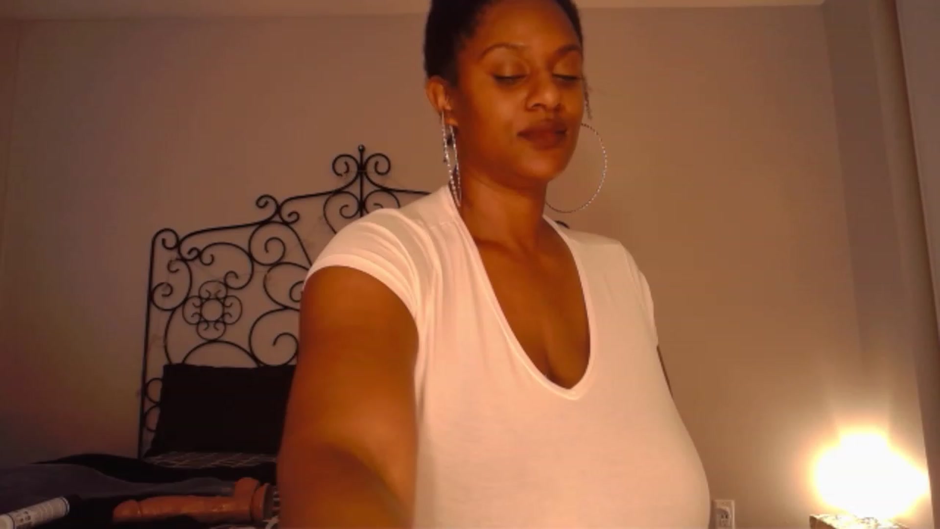 Gallery image thumbnail from TheIconicGirl's myfreecams stream on, 11/20/2022, 17:23 image 4 of 20