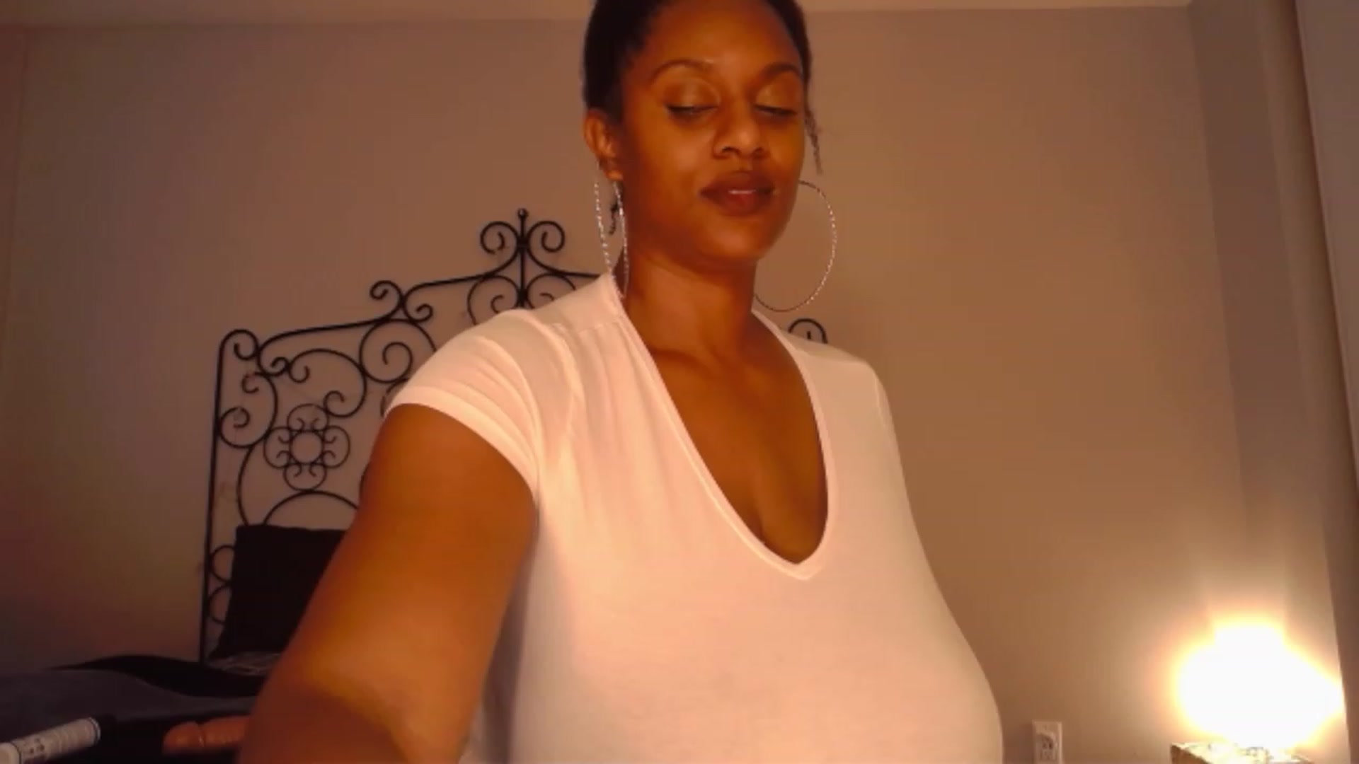 Gallery image thumbnail from TheIconicGirl's myfreecams stream on, 11/20/2022, 17:23 image 5 of 20