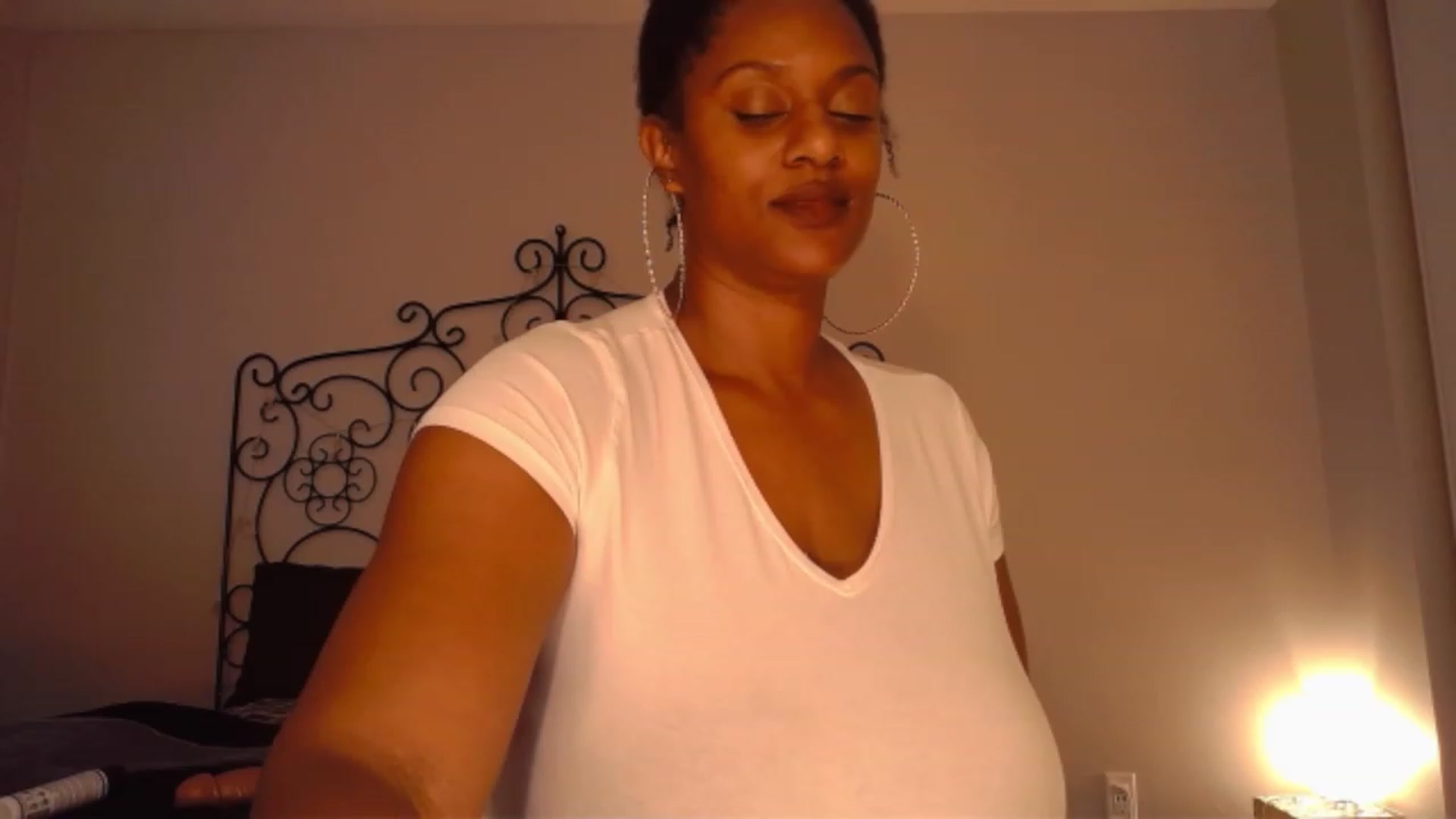 Gallery image thumbnail from TheIconicGirl's myfreecams stream on, 11/20/2022, 17:23 image 19 of 20