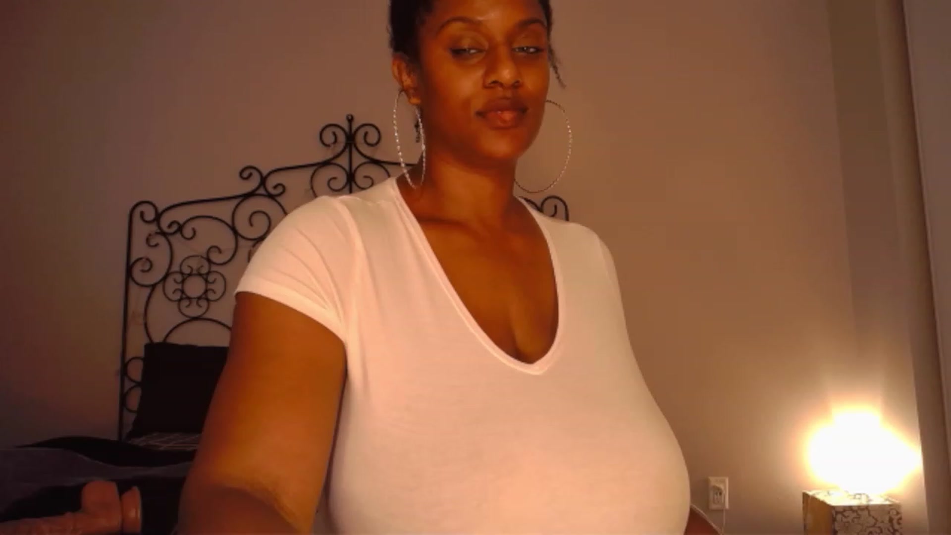 Gallery image thumbnail from TheIconicGirl's myfreecams stream on, 11/20/2022, 18:45 image 11 of 20